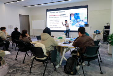 తెలివిగా అమ్మకాలు మరియు బలమైన మార్కెట్ ఉనికి కోసం యిటైలాక్ తన బృందాన్ని ఎలా సిద్ధం చేస్తోంది?